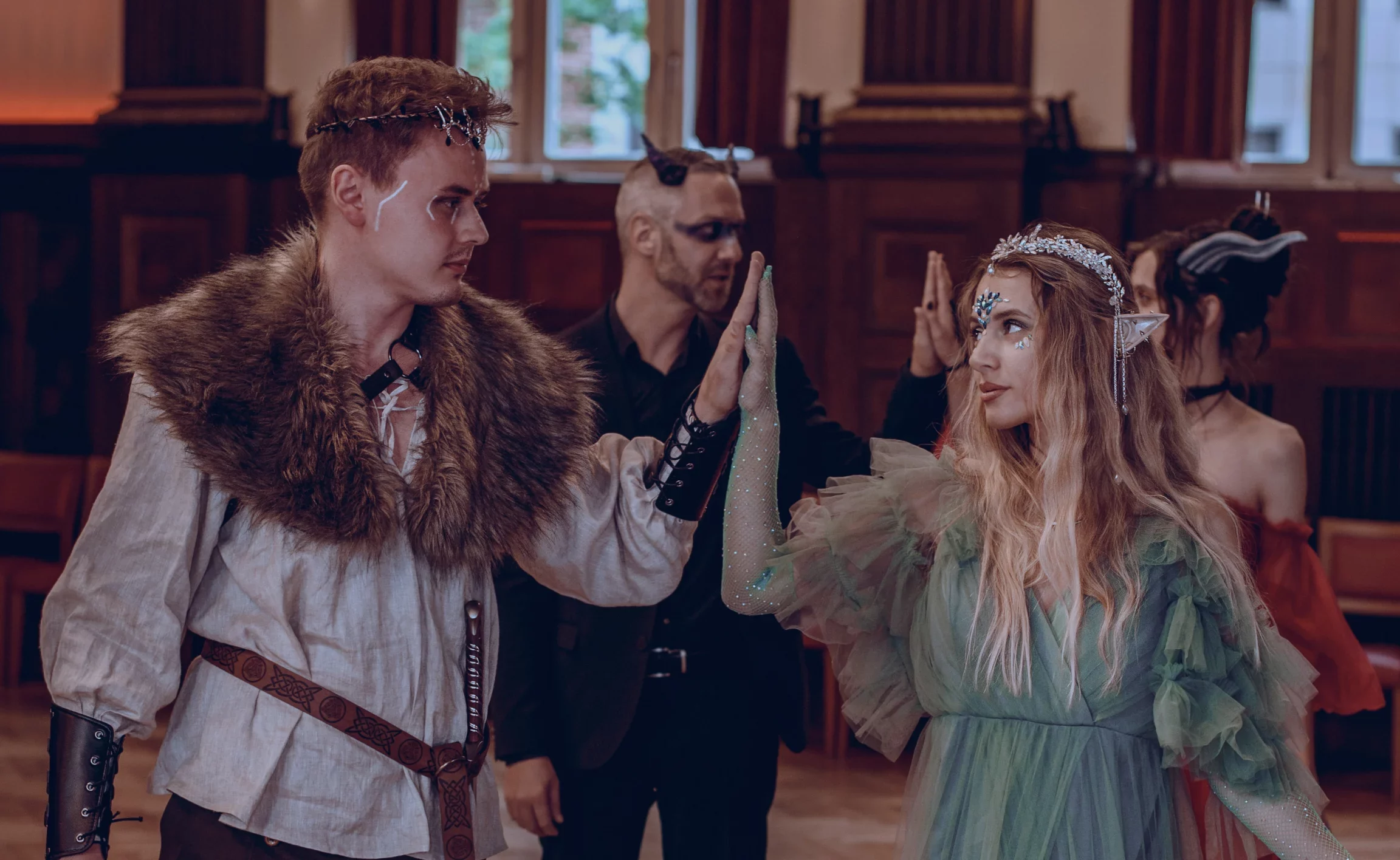 Gäste in Kostümen beim Ball der ewigen Sterne